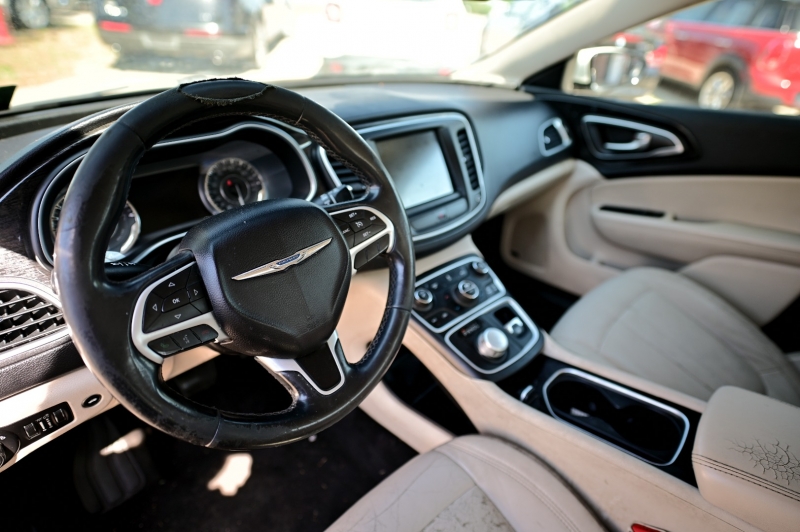 Chrysler 200 2015 price $6,850