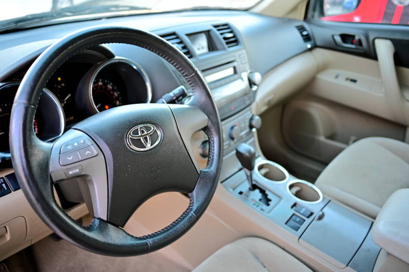 Toyota Highlander 2010 price $7,950