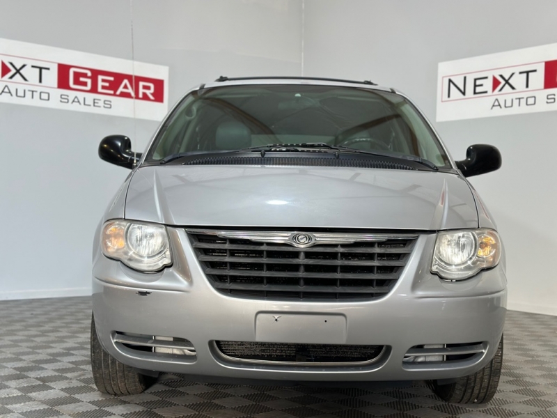 CHRYSLER TOWN & COUNTRY 2005 price $9,999