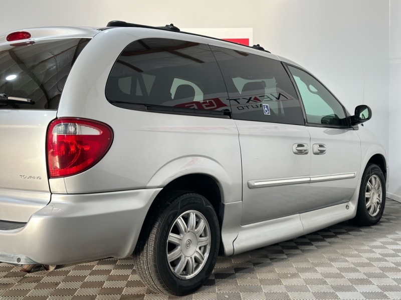 CHRYSLER TOWN & COUNTRY 2005 price $9,999
