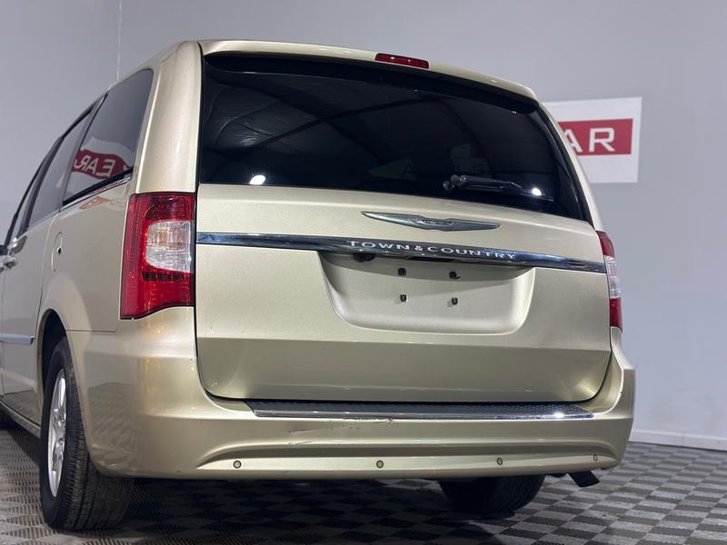 Chrysler Town & Country 2011 price $7,499