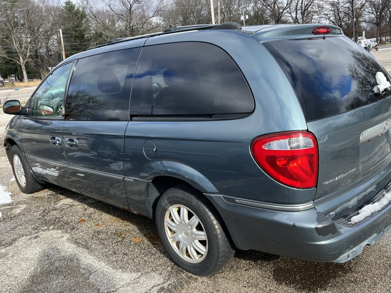 Chrysler Town & Country 2005 price $2,950