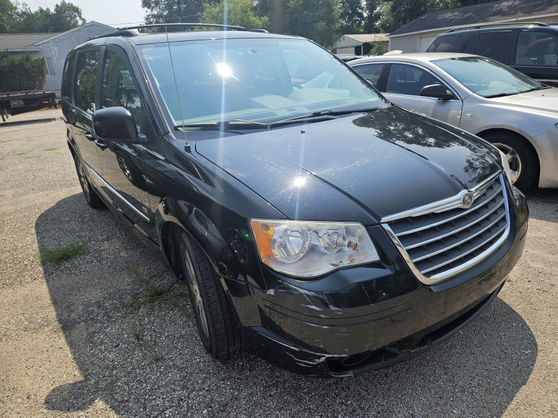 Chrysler Town & Country 2009 price $5,900