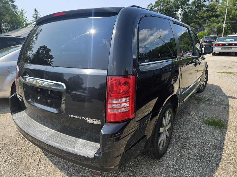 Chrysler Town & Country 2009 price $5,900