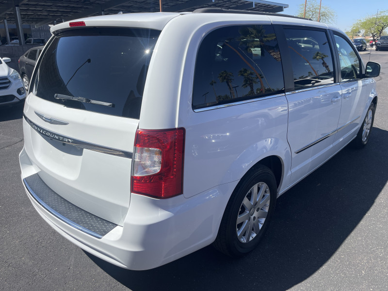 Chrysler Town & Country 2014 price $13,995