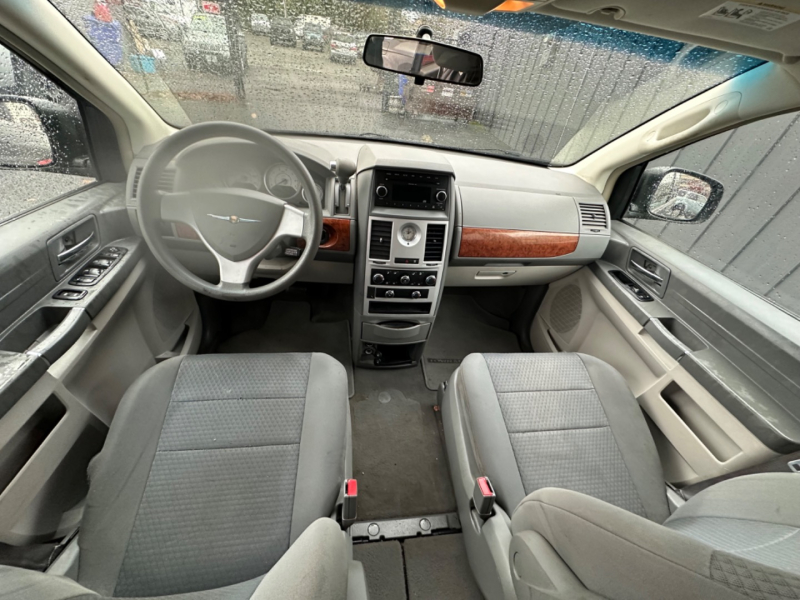 Chrysler Town & Country 2009 price $3,995