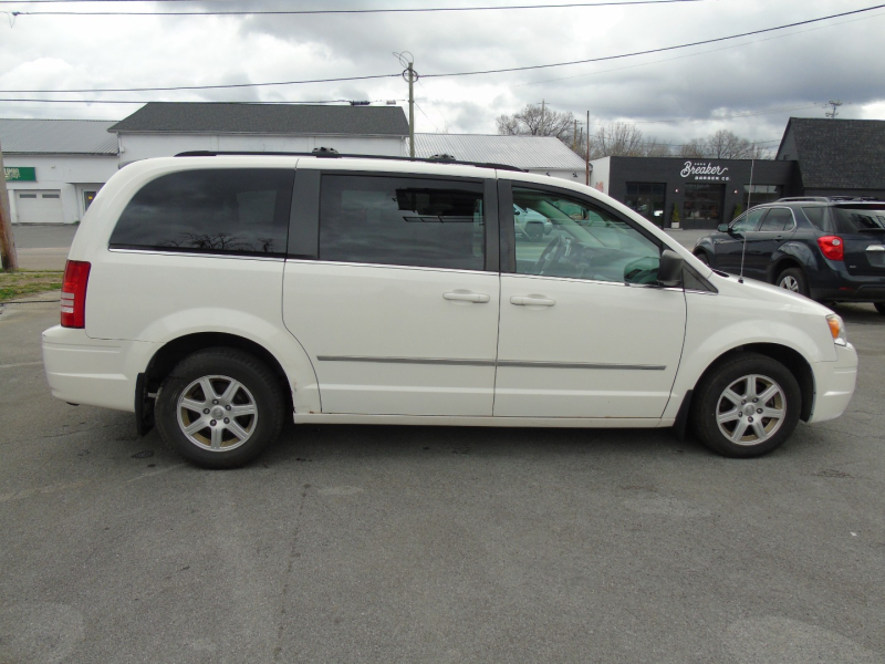 Chrysler Town & Country 2010 price $4,390