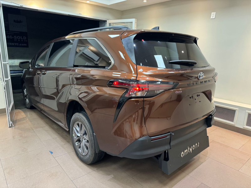 Toyota Sienna 2023 price $77,500