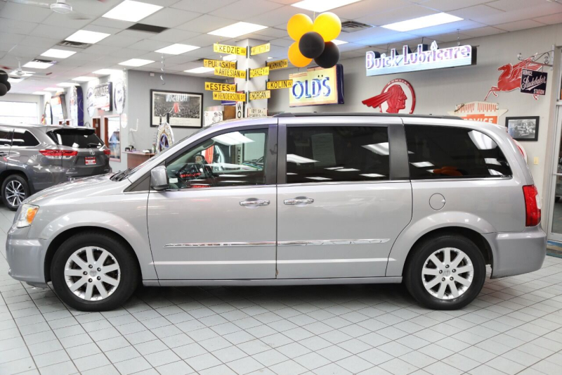 Chrysler Town and Country 2016 price $13,896