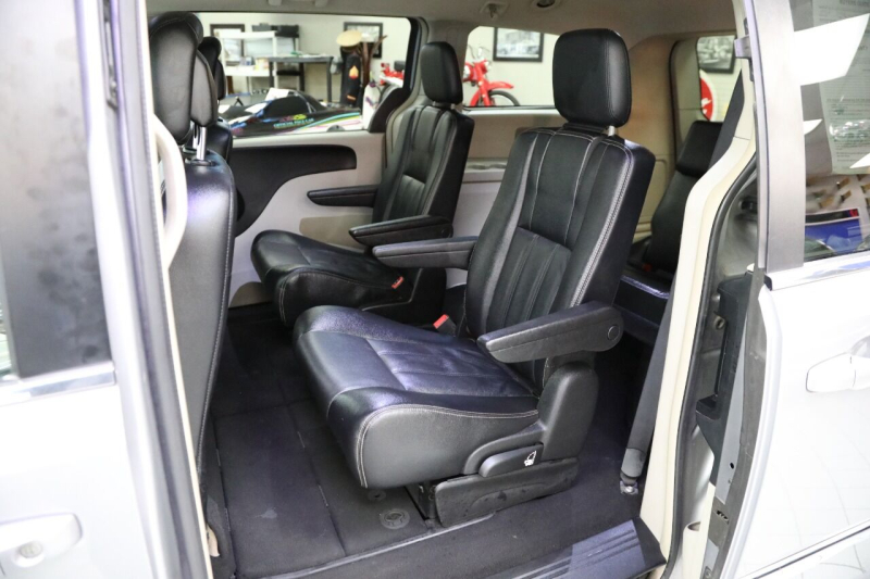 Chrysler Town and Country 2015 price $10,850
