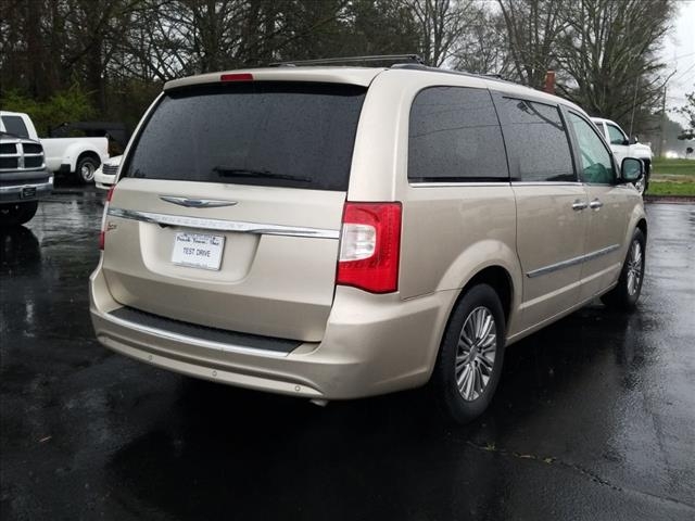 Chrysler Town & Country 2014 price $11,888
