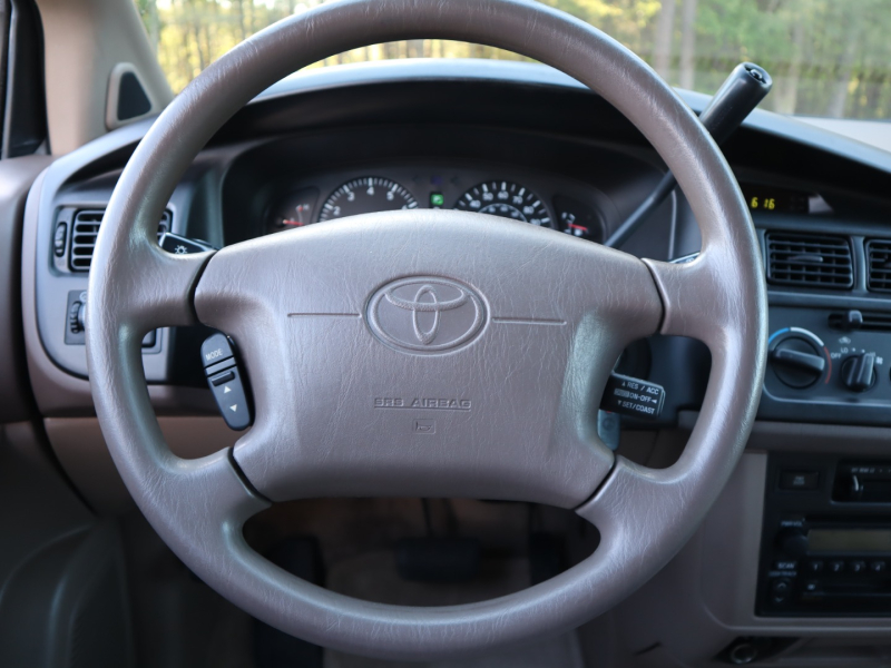 Toyota Sienna 2000 price $5,900