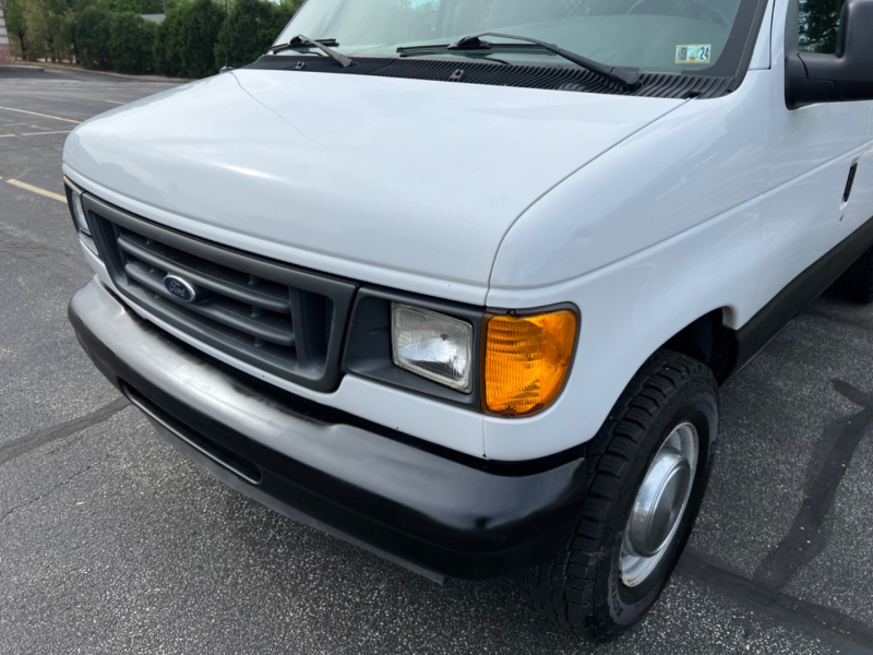 Ford Econoline Cargo Van 2005 price $7,995