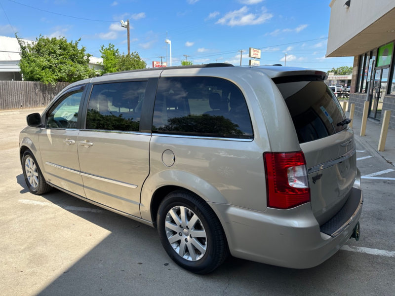 Chrysler Town & Country 2014 price $5,999
