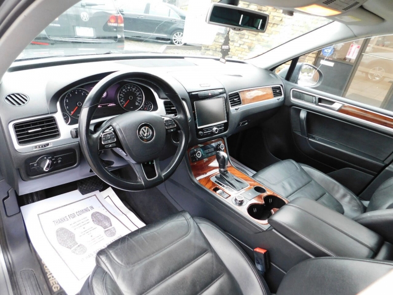 Volkswagen Touareg 2011 price $8,990