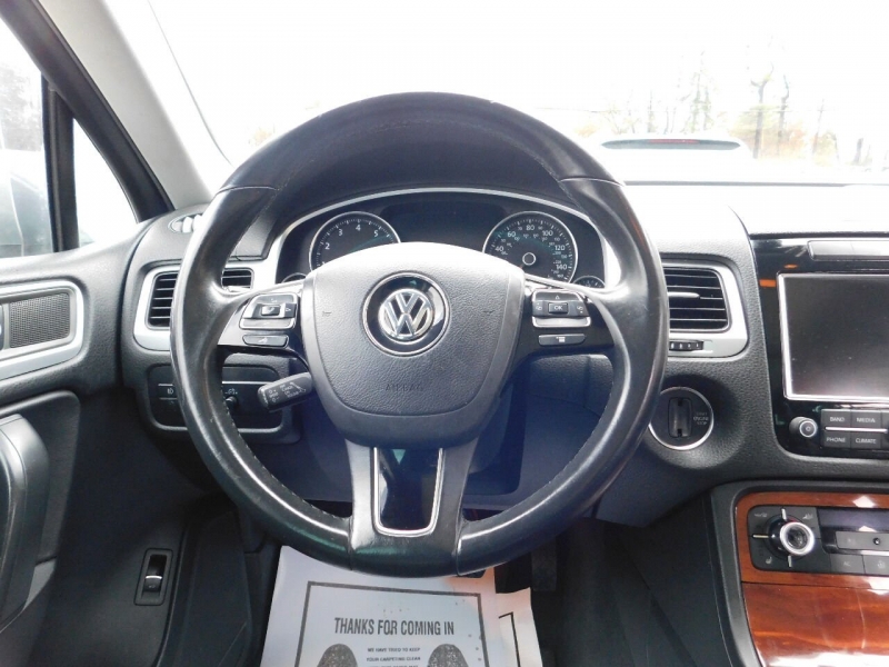 Volkswagen Touareg 2011 price $8,990