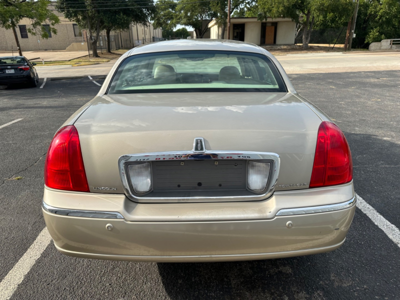 Lincoln Town Car 2005 price $7,499