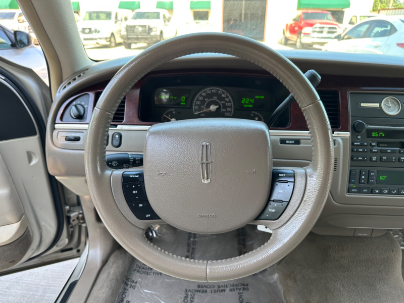 Lincoln Town Car 2005 price $7,499