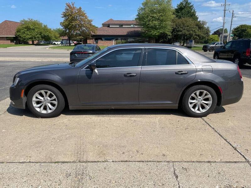Chrysler 300 2016 price $13,999