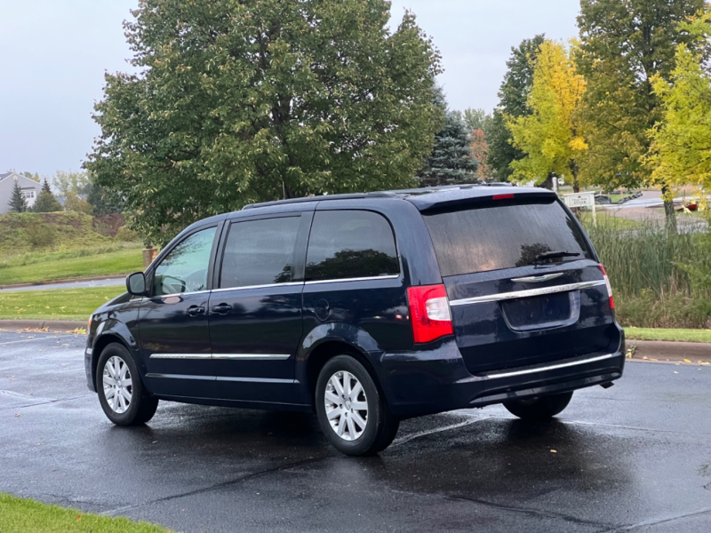 Chrysler Town & Country 2013 price $10,995
