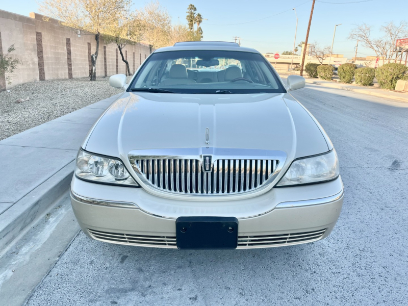 Lincoln Town Car 2005 price $8,900