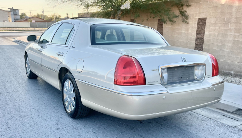 Lincoln Town Car 2005 price $8,900