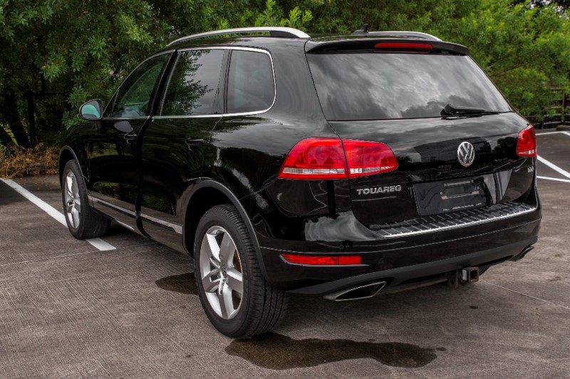 Volkswagen Touareg 2012 price 