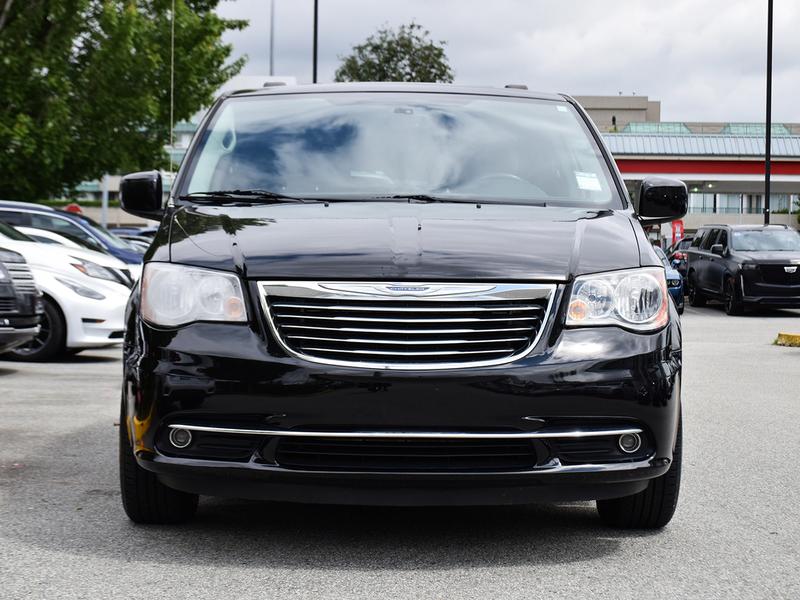 Chrysler Town & Country 2016 price $19,995