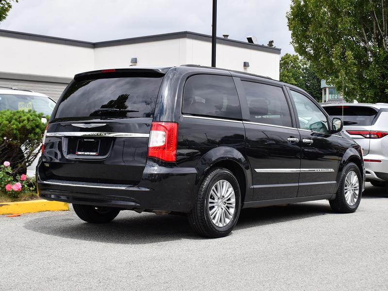 Chrysler Town & Country 2016 price $19,995