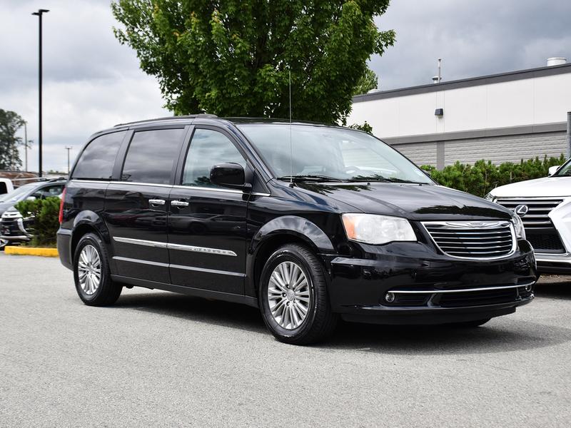 Chrysler Town & Country 2016 price $19,995