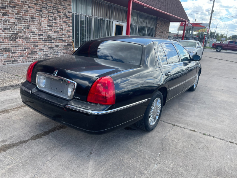 Lincoln Town Car 2010 price $4,500