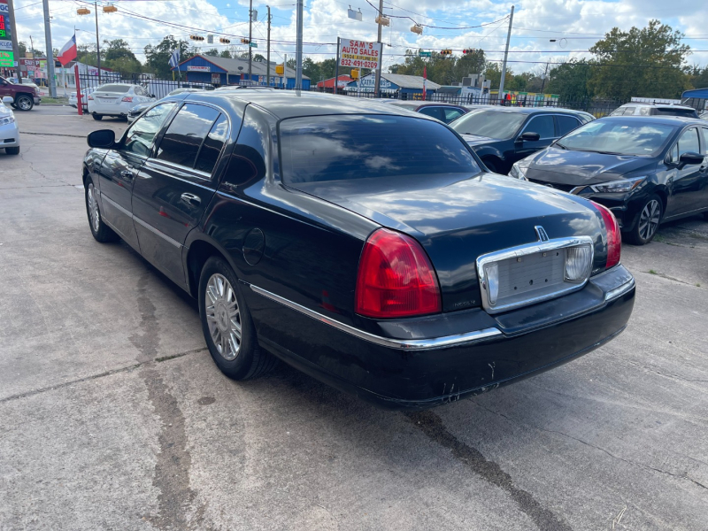 Lincoln Town Car 2010 price $4,000
