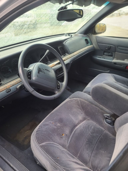 FORD CROWN VICTORIA 1999 price $800