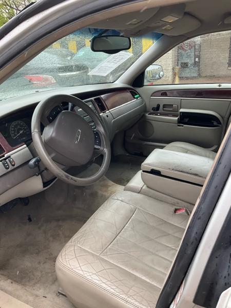 LINCOLN TOWN CAR 2005 price $800