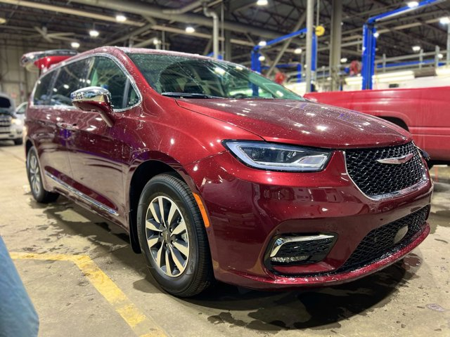 Chrysler Pacifica 2022 price $60,359