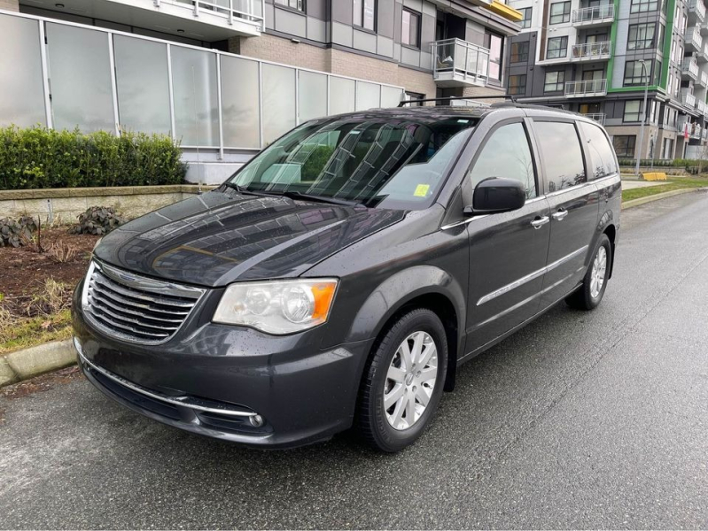 Chrysler Town & Country 2012 price $11,999