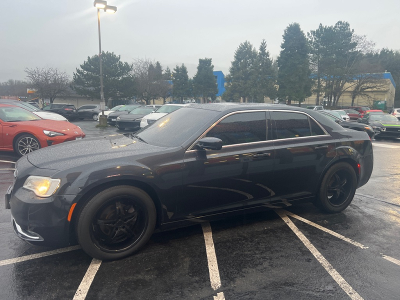 Chrysler 300 2018 price $21,991