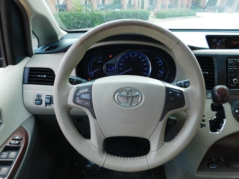 Toyota Sienna 2013 price $11,750