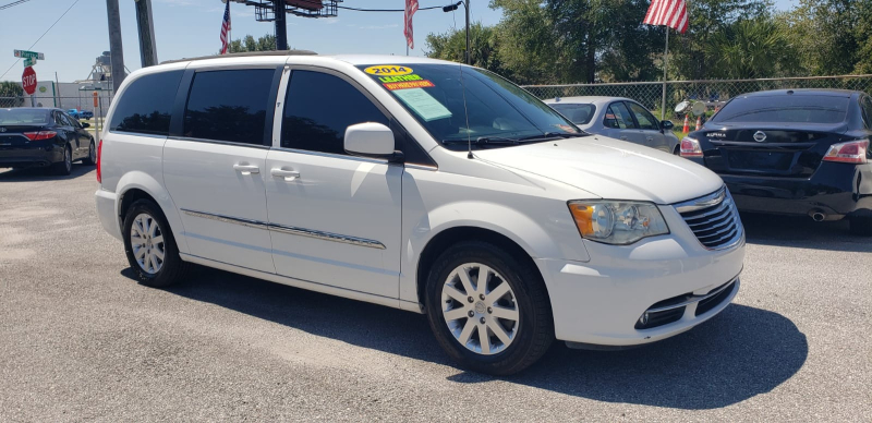 Chrysler Town & Country 2014 price $7,990