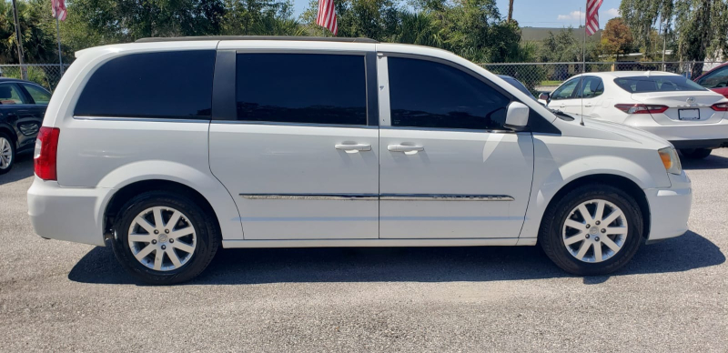 Chrysler Town & Country 2014 price $7,990