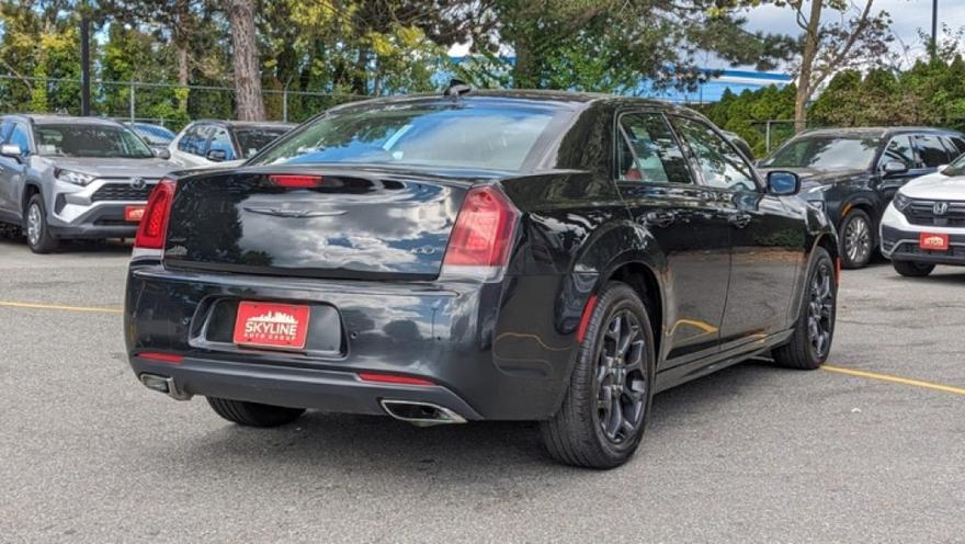 Chrysler 300 2022 price $49,889