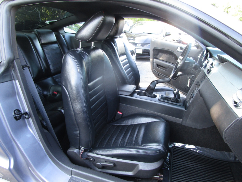 Ford MUSTANG GT - 5 SPEED MANUAL TRANSMISSION - LEATHER 2006 price $11,988