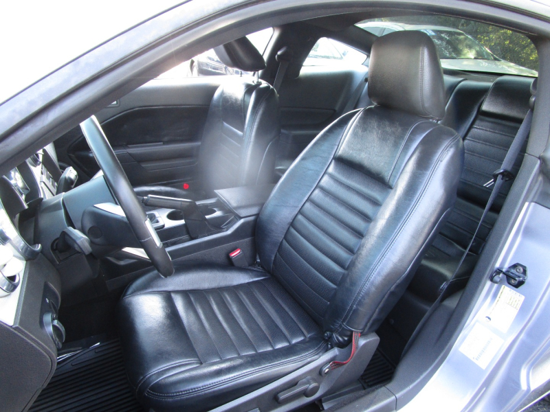 Ford MUSTANG GT - 5 SPEED MANUAL TRANSMISSION - LEATHER 2006 price $11,988