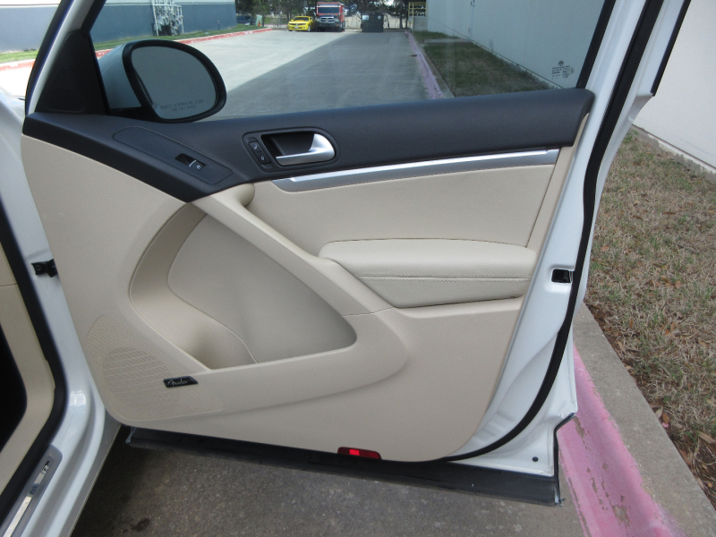 Volkswagen Tiguan 2015 price $11,990