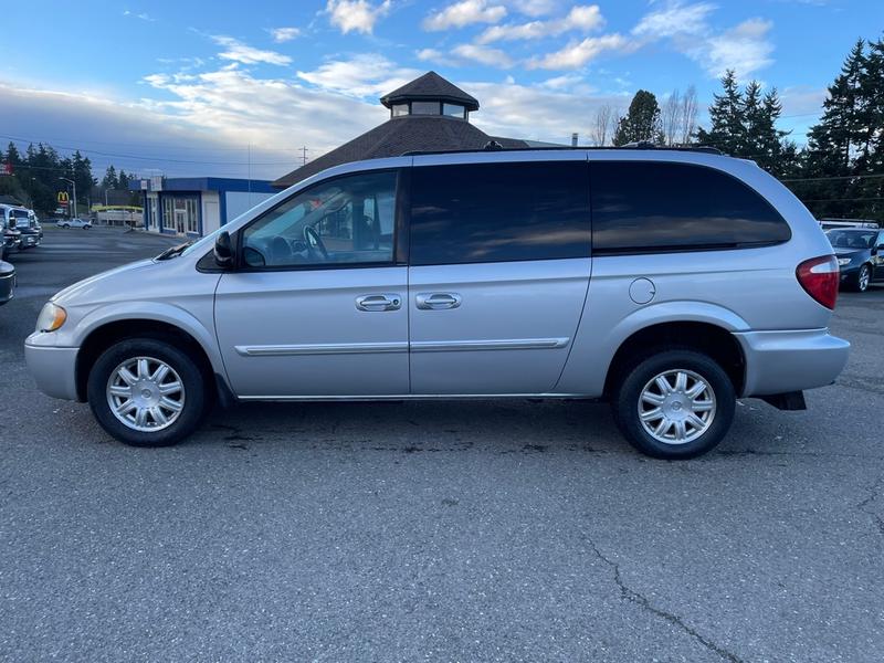 CHRYSLER TOWN & COUNTRY 2005 price $15,995