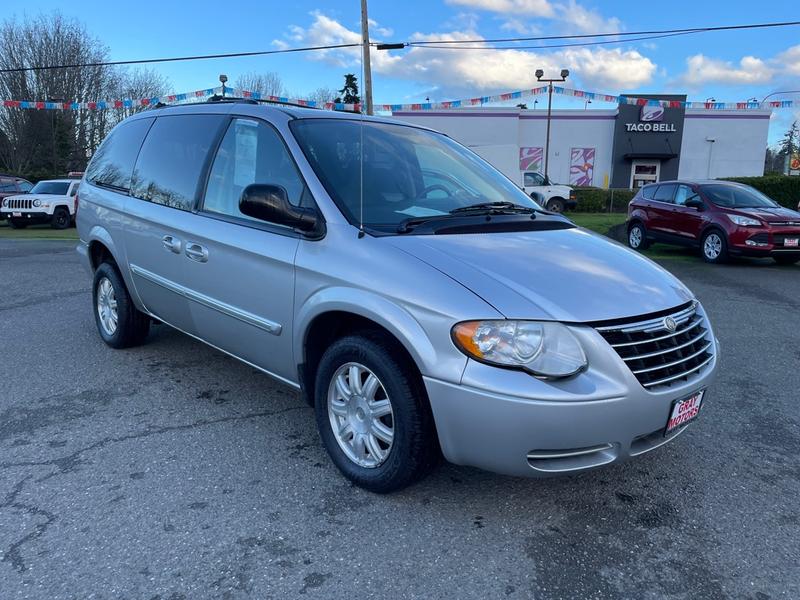 CHRYSLER TOWN & COUNTRY 2005 price $15,995