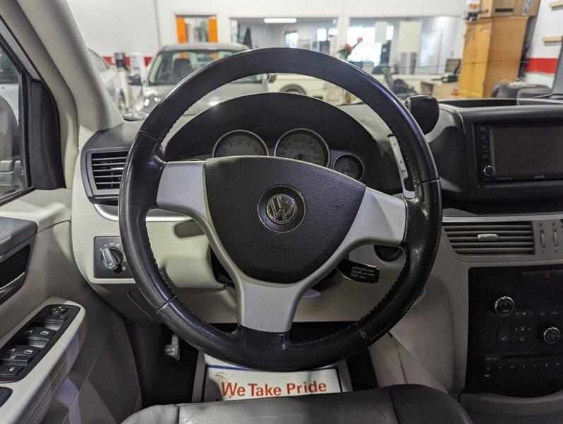 Volkswagen Routan 2009 price $7,950