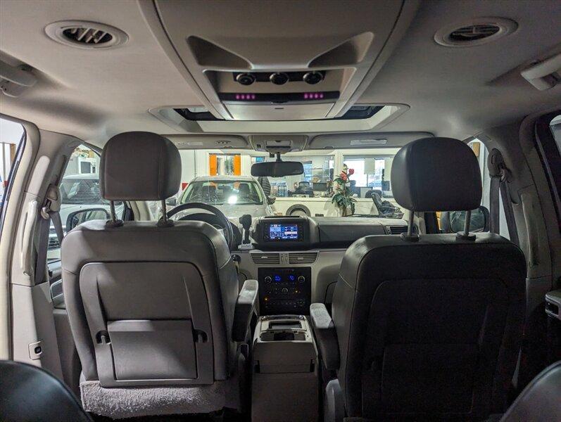 Volkswagen Routan 2009 price $7,950