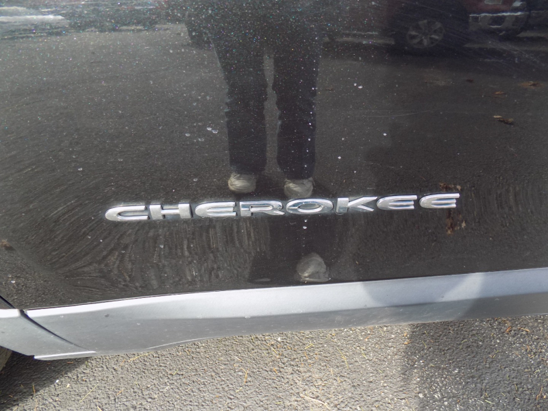 Jeep Cherokee 2015 price $9,995