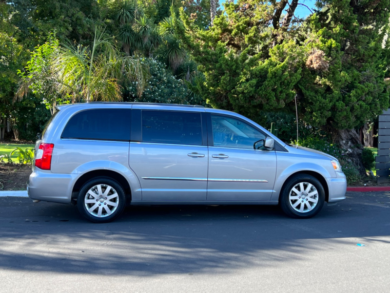 Chrysler Town & Country 2014 price $10,995